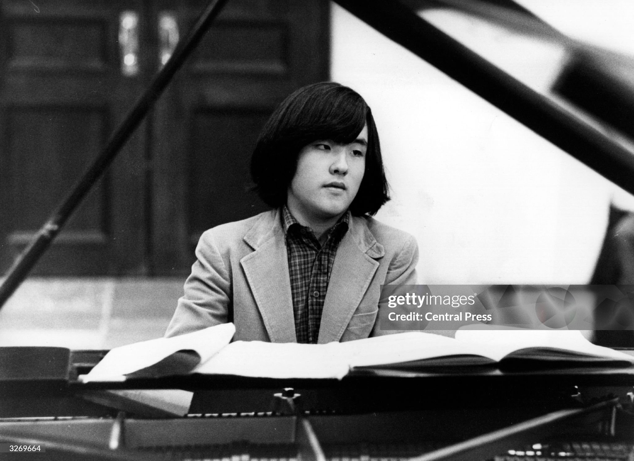 1982-1983 SEASON: Ken Noda, piano